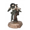 <p>CHIPARUS- (Demetre H. Chiparus, 1886-1947)<br />FANCY DRESS- <br />Grupo escultórico de bronze e marfim sobre base de mármore.<br />Altura: 49 cm.<br />Escultura de bronze e marfim sobre base de mármore. Assinado no mármore. <br />Reproduzida em Art Deco and Other Figures, de Bryan Catley à página 79 <br />Reproduzida em página inteira em Master of Art Deco, de Alberto Shayo, à página 91<br />Peso:25k<br /><br />Demetre Chiparus (1886-1947) nasceu em Dorohoi, Romênia. Em 1909, partiu para a Itália, onde teve aulas com Raffaello Romanelli, então, partiu em 1912 para Paris para aperfeiçoar na Escola de Belas Artes sob a direção de Antonin Mercie e Jean Boucher. <br />Chiparus é conhecido principalmente por suas esculturas de bronze e marfim, chamadas de criselefantinos, representando dançarinos exóticos, montados em pedestais de ônix ou mármore portor.<br /><br />Expondo e expôs regularmente em salões, em 1914, recebeu a mais alta honraria e após a guerra abriu seu estúdio.<br /><br />A maior parte das suas obras foi produzida entre os anos de 1914 e 1933. Na década de 1920, Demetre Chiparus inspirou-se nas escavações realizadas no Egipto, nomeadamente na descoberta do túmulo de Tutancâmon, para criar esculturas. <br />Seu trabalho também é inspirado nos balés russos ou no teatro francês.<br /><br />Suas obras foram frequentemente editadas pela Etling Foundry.<br />Em 1909, Edmond Laurent Etling abria uma butique em Paris, na 29 rue de Paradis. Era o local onde se podia comprar muitas peças de arte luxuosas, principalmente em bronze, marfim, cerâmica ou vidro. <br />Etling representava escultores e artistas de renome mundial, como Demeter Chiparus, Louis Sosson , Claire-Jean Roberte Colinet, Lucille Sevin, seu marido Jean Théodore Delabassé e Maurice Guiraud-Rivière, membros eminentes da arte moderna francesa da época.</p>