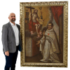 ESCOLA CATALÃ - Século XVIII<br />SAN RAMÓN NONATO (NÃO- NATO)<br />Óleo sobre tela<br />Medidas: 147 x 102 cm.; na moldura: 170 x 124 cm.<br />Obra com tratamento de conservação e restauro.<br />ICONOGRAFIA: Em trajes de Mercedário, ele aguarda de joelhos a transmissão dos estigmas pelo Cristo, descido da cruz e rodeado dos instrumentos de martírio. <br /><br />DA TRADIÇÃO: O heróico redentor dos cativos San Ramón, conhecido pelo nome de Não-Nato ou não nascido, porque nasceu um dia após a morte de sua mãe, era natural de Portell, no principado da Catalunha. No noa 1.224, ingressou na Ordem de Nossa Senhora das Mercês, fundada por seu amigo Pedro Nolasco, que também tornou-se santo. A Ordem tinha como principal finalidade libertar cristãos que caíam nas mãos dos mouros e eram por eles feitos escravos. Nessa missão, dedicou-se de coração e alma. Muitas foram as pessoas convertidas por ele, o que despertou a ira dos magistrados muçulmanos, os quais mandaram que lhe perfurassem a boca e colocassem cadeados, para que Raimundo nunca mais pudesse falar e pregar a doutrina de Cristo.<br /><br />Ramón sofreu durante oito meses essa tortura até ser libertado, mas com a saúde abalada. Quando chegou à pátria, na Catalunha, em 1239, logo foi nomeado cardeal pelo papa Gregório IX, que o chamou para ser seu conselheiro em Roma. Empreendeu a viagem no ano seguinte, mas não conseguiu concluí-la. Próximo de Barcelona, na cidade de Cardona, já com a saúde debilitada pelos sofrimentos do cativeiro, RAMÓN MONATO foi acometido de forte febre e acabou morrendo, em 31 de agosto de 1240, quando tinha, apenas, quarenta anos de idade.<br /><br />ALGUMAS OBRAS EM MUSEUS DE REFERÊNCIA: San Ramón Nonato coronado por Cristo ,Diego González de la Vega  (1628-1697) ;  <br />Carcereiros islâmicos põem um cadeado na boca de São Ramimundo Nonato<br />para que não prossiga pregando. Vicente Carducho (1576 - 1638), Museo del Prado<br /><br />