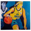 <p>RUBENS GERCHMAN<br />Med: 125 x 125cm<br />A campeã Paula, 1997<br />Acrílico sobre tela, retrata uma jogadora de basquete em ação, uniformizada com as cores da seleção brasileira (amarelo, verde e azul), driblando ou conduzindo a bola em movimento com traço gestual e cores vibrantes, evocando a pop‑art e a cultura urbana brasileira.<br />Assinado RG no C.I.D - Assinatura cursiva, título e data no verso: 1997.<br /><br />Sobre Rubens Gerchman: <br />em 1997, já era uma figura consagrada na arte brasileira, com uma trajetória marcada pelo engajamento político, crítica social e pelo hibridismo entre arte popular e cultura de massa. Nascido em 1942 e atuante desde os anos 1960, ele havia contribuído decisivamente para a consolidação do movimento da Nova Figuração no Brasil. Seu trabalho, fortemente influenciado pela estética dos quadrinhos, do pop art e pela linguagem urbana, passou por diversas fases — e, na década de 1990, ele retomou com vigor a pintura figurativa em larga escala, agora com uma abordagem mais plástica e lúdica.<br /><br />Em 1997, Gerchman vivia uma fase de produção intensa e reflexão crítica sobre a linguagem da arte e seus arquétipos sociais. Ele já havia dirigido a Escola de Artes Visuais do Parque Lage (de 1975 a 1979) e contribuído amplamente para a educação artística no Brasil. Naquele ano, suas obras exibiam uma energia renovada, com traços mais gestuais e cores vibrantes, e vigor do corpo em movimento, tema que sempre o interessou, seja nas dançarinas de cabaré dos anos 1970 ou nos ícones esportivos e midiáticos.<br /><br />Sobre o ano, da obra:<br />No Paço Imperial do Rio de Janeiro, a Exposição “Gerchman: 30 anos de arte” com Curadoria de Frederico Morais e, comemorava três décadas de trajetória artística de Gerchman, com cerca de 90 obras.<br />Paris (França) – individual na Galerie 1900‑2000 <br />Nova York (EUA) – individual no Museo del Barrio <br />São Paulo (Brasil) – individual intitulada A Estética do Futebol, exibida na Praça do Banco Real <br />Além disso, em São Paulo, lançou o livro‑objeto Dupla Identidade, que reúne gravuras e ilustrações, com evento de apresentação em São Paulo, junto à exposição na Hebraica.<br />Paralelo a A Estética do Futebol, exibida em São Paulo em 1997 está essa única obra homenageando o triunfo do basquete feminino por meio de Magic Paula.</p>