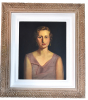PORTINARI<br />Elvira Trezzi Mendes André<br />O.S.T.<br />1952<br />Med 50 x 61 cm./ 96 x 85 cm.<br />Registrado no Projeto Portinari: FCO-2396 - CR-3147<br />Obra que compunha o acervo da casa Mendes André, com projeto brutalista do arquiteto curitibano Vilanova Artigas na rua Coronel Artur Godói, 185, na Vila Mariana, São Paulo.<br /><br />Essa obra de meia-figura pertence à fase inicial de Candido Portinari, logo após seu retorno do Prêmio de Viagem à Europa em 1931. Datado de 1933, revela a síntese que marcaria o mestre: a solidez acadêmica aprendida na ENBA unida à depuração moderna de Picasso e dos muralistas mexicanos. Em 1933, Portinari já era premiado no Salão Nacional e começava a definir o que Mário de Andrade chamou de “pintura social brasileira”. Mesmo “pintura social brasileira da elite, como este, abandona o ornamento Belle Époque por uma verdade psicológica e plástica onde a figura tem a serenidade e a força das mulheres portinarianas: sem idealização, sem frivolidade.<br /><br />Destaques técnicos:<br />Luz dirigida: Foco lateral esquerdo modela o rosto com sombras precisas, conferindo dignidade e introspecção.<br /><br />Fundo negro absoluto: Isola a figura e projeta volume, recurso caravaggista que Portinari usaria.<br /><br />Paleta contida: Malva, ocre e terra. O vestido com dobra escultórica no decote remete à moda dos anos 1930 e dá monumentalidade à figura.<br /><br />O marido de Elvira Trezzi Mendes André, Manoel Antônio Mendes André foi um médico e intelectual brasileiro e, o casal era o que se chamava na época de diletantes das artes, alguém que, além de sua profissão principal, dedicava-se profundamente ao estudo e fomento da produção artística nacional.<br /><br />A tela, como outras da coleção, não foram meramente investimento, mas fruto de uma amizade documentada. O Projeto Portinari possui diversas fotografias históricas que mostram:<br />Portinari e sua esposa, Maria, em viagens com a família Mendes André em locais como Araxá e Minas Gerais em 1952, o mesmo ano desta pintura.<br /><br />De acordo com os registros do Tribunal de Justiça de São Paulo (TJSP), os herdeiros firmaram um acordo para que obras de arte do espólio, fossem vendidas através da Dan Galeria, uma das mais conceituadas de São Paulo.