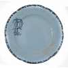 Prato raso em porcelana francesa - Monograma de Paulo de Frontin, medindo 23,5 cm.<br /><a href=https://api.whatsapp.com/send?phone=%3C553533324150%3E/ target=# style=color: #00a000><font size=1> Consulte pelo WHATSAPP </font></a><br />A porcelana de Limoges:<br /><br />Limoges, não se refere a um fabricante específico, mas sim à porcelana de pasta dura produzida por fábricas na cidade de Limoges e arredores a partir do final do século 18.<br />Por volta de 1830, Limoges, ficava perto das áreas onde a argila adequada foi encontrada e superou Paris como o principal centro de fábricas de porcelana privadas.<br /><br />Limoges teve fortes antecedentes na produção de objetos decorativos: <br />A cidade era o mais famoso centro europeu de produção de esmalte vítreo no século 12, e o esmalte Limoges era conhecido como Opus de Limogia ou Labor Limogiae. <br />Também, foi o local de uma pequena indústria de faiança simples desde 1730.<br />Foi a maior produtora de porcelanas de biscuit para a Exposição Universelle de 1855 pela fábrica Pouyat.<br /><br />Uma manufatura em Limoges foi colocada sob o patrocínio do conde d'Artois , irmão de Luís XVI, e foi posteriormente adquirida pelo rei em 1784, aparentemente com a ideia de produzir corpos de pasta dura para decoração em Sèvres, embora isso nunca tenha acontecido.<br /><br />Embora a porcelana de Sèvres, próxima a Paris, permanecesse dominante no topo do mercado, Limoges manteve essa posição até os dias atuais.<br /><br />Após a Revolução Francesa, várias fábricas privadas foram estabelecidas em Limoges, incluindo Bernardaud , Haviland & Co. e Royal Limoges.<br /><br /><br /><br />