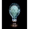 BOULE D'ESCALIER - FRANCE, SÉC. XIX. <br />Pinha de cristal doublé iridescente, soprado e com rico trabalho de lapidação. <br />Base em bronze. <br />Medidas: 18,5 x 8,5 x 8,5 cm.<br /><br />DA TRADIÇÃO: A primeira manufatura a produzi-lo foi a de Saint-Louis, que produziu suas primeiras peças em meados do século XIX (1845). A fábrica de vidro de Sainte Anne de Baccarat então a imitou (1846), depois veio a vez da fábrica de Clichy (1849).<br />A fábrica de Whiterfriars (Reino Unido) demorou um pouco e não lançou as primeiras bolas de vidro até 1855. Atualmente, algumas vidrarias ainda imitam a arte deste século, como a fábrica de Perthshire, criada em 1968 no Reino Unido, que produz soberbas bolas artesanais ao estilo francês do século XIX.<br />As primeiras foram feitas de cristal sólido puro e límpido, depois lapidadas. As grandes fábricas de cristal francesas, como Baccarat e Saint-Louis, produziram verdadeiras obras de arte cujas facetas captavam a iridescência azulada da iluminação a gás. <br /><br />Em seguida, a bola foi decorada no estilo da vidraria boêmia, alternando a transparência das partes cortadas com as áreas planas do vidro colorido. Em seguida, praticamos a inclusão de motivos millefiori no ao gosto de Veneziano, como para os sulfetos de peso de papel. Opalino, vidro ou cristal com reflexos iridescentes amplamente utilizados no século XIX para vasos e luminárias, faiança Delft, porcelana parisiense, bronze dourado e mármores pretos ou coloridos polidos como espelhos, deram peças muito bonitas. Hoje, apenas os modelos mais simples de forma ovóide ou redonda em latão (sólido ou oco) e bolas em madeira preciosa, como raiz de cedro, em vidro ou cerâmica, são fabricadas. As peças mais bonitas desapareceram.<br /><br />SCALAGLOBUPHILE é o nome dado ao colecionador de boules d'escalier.