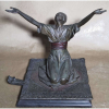 Bruno ZACH (1891 – 1945)<br />BRONZE AUSTRIACO HOMEM ORANDO SEM SAPATOS <br />Fondeur: Argentor Wien, Base em mármore.<br />25x21x20 cm. Mármore:28x28 cm.<br />BIOGRAFIA: escultor austríaco nascido na Ucrânia, mais conhecido por sua escultura Art Déco em bronze e marfim. Uma figura pioneira e controversa da era Art Nouveau, ele sempre focou em temas eróticos. As estatuetas elegantes de Zach freqüentemente representavam dominatrixes, como em seu icônico The Riding Crop , uma escultura de bronze de uma mulher em liga e salto segurando o chicote nas costas. Ele também esculpia cenas explícitas de felação e relações sexuais, ao mesmo tempo em que buscava temas de gênero mais tradicionais, como dançarinos, criaturas mitológicas ou cavaleiros. Nascido em 6 de maio de 1891 em Zhytomyr, Ucrânia, o artista passou a estudar com Hans Bitterlich e Josef Mullnerna Academia de Belas Artes de Viena. Zach supostamente passou grande parte de sua vida em Berlim e Viena farreando com prostitutas e em boates, onde encontrou amantes e modelos para suas esculturas provocantes. Zach morreu aos 53 anos em 20 de fevereiro de 1945 em Viena, Áustria. Hoje, suas obras estão na coleção do Museu Art Déco de Moscou.<br />