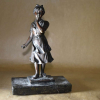 OSCAR LOEVENICH, FABRICATION FRANÇAISE, c. 1920.<br />BRONZE<br /> MENINA<br />Sobre base mármore: 24x9x9 cm.<br />Oscar Loevenich is a German artist who was born in 1904.