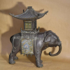 KORO, queimador de incenso, em BRONZE e CLOISONEÉ . CHINA - Dinastia Qing (1644 a 1912).<br />ELEFANTE BRANCO.<br />Hanamatsuri, O festival da primavera em abril, é um cortejo, Daimyo ou procissão acompanhando um grande ELEFANTE BRANCO sobre o qual está a imagem do pequeno Buda. O elefante branco teria aparecido num sonho da rainha mãe , anunciando o nascimento de Buda. <br />Medidas: 62 x 64 x 21cm<br /><br />A ARTE DA ESMALTAGEM:<br />CLOISONNÉ - Do francês CLOISON: divisão, célula, favo.<br />Técnica de esmaltagem, LIMITADA por finas tiras de metal soldadas sobre uma superfície, afim de formar meticuloso desenho composto por vários compartimentos, favos ou CLOISONSpreenchidos com pasta de esmalte vitrificado, levados a fornos em altíssima temperatura e polidos até atingirem o acabamento ideal.<br />Os exemplares mais antigos conhecidos são provenientes de Chipre, do séc. XIII a.C., mas foi no império bizantino que se desenvolveu grandemente esta arte, a partir <br />dos séculos IX, X da nossa era.<br />Assista o Video:<br />https://www.youtube.com/watch?v=b1NLJw5kfgQ