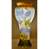 GALLÉ, Émile (1846, Nancy - France, 1904)<br />GRANDE VASO EM PASTA DE VIDRO.<br />RAMOS DE HORTÊNSIA- HYDRANGEA MACROPHYLLA.<br />49x26x26 cm.<br />*MARCA EQUIVALENTE AO PERÍODO 1920-1925. número: 3676(vide foto)<br />49x26x26 cm.<br /><br />SOBRE:<br />Não se pode evocar os anos de 1900, do Art Nouveau ou de Nancy sem evocar o nome de gallé.<br />O Mestre Vidreiro Emile gallé sempre quis que sua cidade natal fosse associada ao seu nome e à sua obra. Poucos anos antes de sua morte, lançou a Aliança Provincial das Indústrias de Arte, conhecida como Escola de Nancy de 1901). Objetivava reunir todos os artistas, artesãos e industriais.<br />A pasta de vidro é conhecida desde a antiguidade, mas nas mãos de gallé, que tambem foi um industrial, a produção passou de mais de um milhão de vasos durante sua vida.<br />gallé foi proprietário da empresa Emile gallé com mais de 300 funcionários.<br />O processo de decoração do vidro foi patenteado em 26 de abril de 1898 a foiapresentado no Salon du Champ de Mars em Paris no mesmo ano.<br />De 1894 a 1904, suas assinaturas em vidro são, na maioria das vezes, assinadas sem o primeiro nome do artista, gravados em camafeu ou em uma cavidade, com um único ou duplo curso.<br />Após sua morte até 1914, sua esposa decidiu usar a mesma assinatura para todas as produções, independentemente do cenário. A assinatura continuou de 1914 a 1936 pelos sucessores: Paul Perdrizet, Claude gallé e Emile Lang. O nome da empresa passou à: Maison gallé e depois Société anonyme des Etablissements gallé. A produção de peças durante a 1ª Guerra Mundial é estimada em 30.000 exemplares.<br />Entre 1896 e 1931 estima-se em 1 milhão a produção de peças “gallé”<br />Em 8 de maio de 1954 foi inaugurado Musée de l'Ecole de Nancy.<br />Hoje é, senão o maior nome do Art Nouveau, O maior vidreiro dos anos 1900.