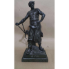 Emile Louis PICAULT (1833-1915)<br />BRONZE MACIÇO<br /> LE FER <br />61X25X20 cm.<br />Reproduzido fotograficamente na Enciclopédia ABAGE, figura 3279, Tomo 4.<br />BIOGRAFIA: Émile Louis Picault - 1833 - 1915<br />Foi um escultor francês conhecido por suas obras retratando temas alegóricos, patrióticos, heróicos e mitológicos. <br />Picault foi um artista muito prolífico, produzindo esculturas em abundância - mais de 500 modelos no total - durante sua longa carreira de escultor. <br />Começou expondo no Salão de 1863.<br />De 1867 em diante expos as obras, no salão de Belas Artes de Pais:<br /><br />Le Supplice de Tantale (1867)<br />Persée délivrant Andromède (1880)<br />Le Génie du progrès et Nicolas Flamel (1885)<br />Le Cid (1886)<br />La Naissance de Pégase (1888)<br />La Force Domtée<br />Le Génie des sciences (1894)<br />Le Génie des Arts (1895)<br />Le Livre (1896)<br />Le Drapeau ad unum (1898)<br />Vox progressi (1903)<br />Belléphoron (1906)<br /><br />Recebeu medalha de ouro em 1888 com as esculturas: Joseph expliquant les songes du Pharaon e L'Agriculture.<br /><br />Em outros anos foi laureado com:<br />Andromède (1892)<br />Prométhée dérobant le feu du ciel (1894)<br />La Vaillance (1896)<br />Vertus civiques (1897)<br />Le Minerai (1902)<br />La Forge (1905)<br />Science et Industrie (1909)<br />Propter gloriam (1914)<br /><br />O trabalho de Picault pode ser visto em museus nas seguintes cidades:<br /><br />Chambéry ( Le Semeur d'idées , 45 cm)<br />Clermont-Ferrand ( Hébé , 93 cm)<br />Maubeuge ( Le devoir, Honor patria , 45 cm)<br />Troyes ( La famille, joies et peines )