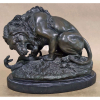 Antoine-Louis BARYE (Paris 1795–1875)<br />BRONZE MACIÇO <br />LION AND SERPENT <br />Selo de fundição Francesa.<br />Base mármore<br />26x30x18 cm.<br />Lion with a Snake é uma escultura de 1832 de Antoine-Louis Barye. Mede 1,35 por 1,78 por 0,96 metros. O gesso original foi exibido no Salão de Paris de 1833 e está no Museu de Belas Artes de Lyon. Foi fundido em bronze pelo processo de cera perdida em 1835 por Honoré Gonon.