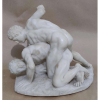 D'APRÉS ANTONIO CANOVA (1757-1822) UFIZZI-FIRENZE.<br />THE WRESTLERS<br />(LUTA GRECO ROMANA)<br />ESCULTURA ITALIANA, EM MÁRMORE CARRARA, SÉCULO XIX.<br />41X55X33 CM.<br />Reproduzida na Enciclopédia ABAGE, figura: 394