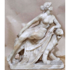 ARIADNE E A PANTERA, <br />AFTER - Johann Heinrich von Dannecker<br />(c. 1824-1856)<br />ESCULTURA EM MÁRMORE , europa XIX. <br />No estado: pequena avaria nos dedos do pé. <br />40x31x12 cm.<br /><br />REPRESENTAÇÃO: A escultura representa uma cena clássica grega da deusa ARIADNE que ao ser rejeitada por Teseu, foi convidada para a ilha de Naxos pelo deus Baco. Quando ela volta para casa, ela é enviada por Baco usando uma coroa de folhas de uva na cabeça e nas costas de uma pantera. Este foi um cenário popular de representação artística e inspiração no século 19, por aqueles que apreciavam e tinham conhecimento da mitologia clássica.<br /><br />O AUTOR- Johann Heinrich von Dannecker recebeu seu treinamento inicial como escultor em sua cidade natal, Stuttgart. Em 1776, ele se comprometeu com o serviço ducal vitalício. Escultor da corte nomeado para o duque de Württemberg em 1780, ele continuou seus estudos viajando primeiro para Paris e depois para Roma. As obras da antiguidade clássica e as de Antonio Canova (1775-1822) causaram uma profunda impressão nele. De volta a Stuttgart, ele executou um grande número de bustos de retratos, entre eles o famoso de seu amigo de infância Friedrich von Schiller, bem como esculturas de temas clássicos e cristãos.<br />Em 1803, Dannecker começou a trabalhar em sua “Ariadne na Pantera”, que não era uma encomenda do Duque. Ele retrata a princesa cretense Ariadne, esposa do deus do vinho Dionísio, sentada no felino em uma pose relaxada. Quando Dannecker perguntou a seu empregador se ele poderia vender a obra por conta própria, o pedido foi atendido; mas foi negado todas as novas encomendas oficiais até a morte de seu colega escultor Philipp Johann Scheffauer (1756-1808).<br />Em 1805 “Ariadne” - então ainda em pé no seu atelier - já era considerado uma das suas obras-primas. A escultura expressa a ideia de »selvageria domada pela beleza«, segundo o lema que Dannecker teria idealizado juntamente com seu cunhado Heinrich Rapp. Em 1810, a estátua foi vendida ao banqueiro de Frankfurt Simon Moritz von Bethmann (1768-1826) e, em 1816, foi exposta no chamado Odeon, o primeiro museu em Frankfurt aberto ao público. A partir de 1856, ficava no “Ariadneum” especialmente construído. Todos os dias, segundo Bethmann, havia uma “peregrinação positiva” para ver a obra mais famosa do escultor.