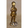 Dimitri CHIPARUS (Romenia, 1886- Paris, 1947)<br />BRONZE E MARFIN <br />SCHOOLGIRL HOLDING HER PORTFOLIO CASE.<br />Numerada<br />20x7,5x7,5 cm<br />REFERÊNCIA ANEXA: https://www.richardgardnerantiques.co.uk/shop/sold/demetre-h-chiparusromanian-1888-1950bronze-of-a-school-girl/<br /><br />BIOGRAFIA: Demetre Chiparus era um escultor romeno que trabalhava no estilo Art Déco. Suas esculturas distintas - frequentemente combinando bronze e marfim em uma técnica conhecida como criselefantina - representavam dançarinas em trajes de balé egípcio antigo ou contemporâneo. Chiparus foi marcadamente inspirado pela descoberta da tumba de Tutancâmon durante sua vida, bem como pelos Ballets Russes de Serge Diaghilev , que informaram a aparência estilizada e esguia de suas figuras. Nascido em 16 de setembro de 1886 em Dorohoi, Romênia, passou a estudar na Itália com o escultor Raffaello Romanelli, posteriormente se mudando para Paris para se inscrever na École des Beaux-Arts. Durante a invasão nazista de Paris, quase nenhuma obra de Chiparus foi vendida, embora o artista continuasse esculpindo animais no estilo Art Déco. O interesse pelo seu trabalho ressurgiu na década de 1970, e suas peças agora alcançam altos preços em leilões. Hoje, seu trabalho pode ser encontrado na coleção permanente da Casa Lis, um museu de Art Nouveau e Art Deco em Salamanca, Espanha. Chiparus morreu em 22 de janeiro de 1947 em Paris, França.