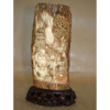 MAMMOTH IVORY CARVING<br />CHINA - BUDA HOTEI COM CRIANÇAS, MORCEGO E MOEDA SÃO SÍMBOLOS DE BOA SORTE<br />SOBRE PEANHA ROSEWOOD<br />23X12X7 cm.<br /><br />___SOBRE O ENTALHE:<br />A longa história do marfim esculpido remonta aos tempos antes das dinastias Qin e Han. Nas dinastias Ming e Qing o nível técnico e artístico atingiu um clímax. Durante o período da República da China, a escultura de marfim era uma escola independente incomparável. A essência desse ofício permanece, até hoje, graças à transmissão de mestre-discípulo nas oficinas de famílias que vivem do oficio da escultura. <br />Com a proibição da importação de marfim africano e o enriquecimento da população chinesa, as grandes obras de marfim - símbolo de status - estão se tornando no Oriente cada vez seletas e de valores elevados.<br />___SOBRE O MARFIM DE MAMUTE:<br />A partir do ano de 1989, devido a leis internacionais de preservação dos elefantes, o marfim de mamute, originário das regiões isoladas na Sérvia e Ártico passou a ser garimpado durante os curtíssimos meses de verão, por caçadores de marfins fósseis, que enfrentam ventos gelados e águas frias, procurando as presas que aparecem com o derretimento do gelo. A maior parte do marfim tem uma coloração azulada ou acastanhada devido a ter ficado enterrado em solo rico de minerais por milhares de anos. O marfim sólido, com pouca ou nenhuma descoloração, como o usado nesta escultura, tem preço muito mais elevado. <br />Após as presas de mamute serem encontradas, são transportadas para a China continental onde especialistas e requintados escultores de marfim esculpem primorosas cenas artísticas.<br />Regiões árticas, incluindo Rússia e Sibéria tem depósitos de marfim de mamute que estão sendo constantemente explorados, o que torna marfim de mamute um recurso limitado. Esta é a razão para o elevado preço deste marfim.<br />_____Segundo o site norte americano www.paulfrasercollectibles.com, valores das colecionáveis ​​chinesas aumentaram 5.000% em nove anos.<br /><br />