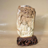 MAMMOTH IVORY CARVING<br />FIGURA DE ZONG QUAN LI, um dos 8 imortais Taoístas. Na terra, foi general de exército. Seu símbolo é um LEQUE, com o qual ressuscita a alma dos mortos. <br />20X12X7CM<br /> <br />___SOBRE O ENTALHE:<br />A longa história do marfim esculpido remonta aos tempos antes das dinastias Qin e Han. Nas dinastias Ming e Qing o nível técnico e artístico atingiu um clímax. Durante o período da República da China, a escultura de marfim era uma escola independente incomparável. A essência desse ofício permanece, até hoje, graças à transmissão de mestre-discípulo nas oficinas de famílias que vivem do oficio da escultura. <br />Com a proibição da importação de marfim africano e o enriquecimento da população chinesa, as grandes obras de marfim - símbolo de status - estão se tornando no Oriente cada vez seletas e de valores elevados.<br />___SOBRE O MARFIM DE MAMUTE:<br />A partir do ano de 1989, devido a leis internacionais de preservação dos elefantes, o marfim de mamute, originário das regiões isoladas na Sérvia e Ártico passou a ser garimpado durante os curtíssimos meses de verão, por caçadores de marfins fósseis, que enfrentam ventos gelados e águas frias, procurando as presas que aparecem com o derretimento do gelo. A maior parte do marfim tem uma coloração azulada ou acastanhada devido a ter ficado enterrado em solo rico de minerais por milhares de anos. O marfim sólido, com pouca ou nenhuma descoloração, como o usado nesta escultura, tem preço muito mais elevado. <br />Após as presas de mamute serem encontradas, são transportadas para a China continental onde especialistas e requintados escultores de marfim esculpem primorosas cenas artísticas.<br />Regiões árticas, incluindo Rússia e Sibéria tem depósitos de marfim de mamute que estão sendo constantemente explorados, o que torna marfim de mamute um recurso limitado. Esta é a razão para o elevado preço deste marfim.<br />_____Segundo o site norte americano www.paulfrasercollectibles.com, valores das colecionáveis ​​chinesas aumentaram 5.000% em nove anos.<br />