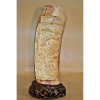 MAMMOTH IVORY CARVING<br />CHINA PREPARO DO BANQUETE - TRÊS IMORTAIS- <br />Sobre peanha Rosewood<br />33X14X9 cm. <br /><br />___SOBRE O ENTALHE:<br />A longa história do marfim esculpido remonta aos tempos antes das dinastias Qin e Han. Nas dinastias Ming e Qing o nível técnico e artístico atingiu um clímax. Durante o período da República da China, a escultura de marfim era uma escola independente incomparável. A essência desse ofício permanece, até hoje, graças à transmissão de mestre-discípulo nas oficinas de famílias que vivem do oficio da escultura. <br />Com a proibição da importação de marfim africano e o enriquecimento da população chinesa, as grandes obras de marfim - símbolo de status - estão se tornando no Oriente cada vez seletas e de valores elevados.<br />___SOBRE O MARFIM DE MAMUTE:<br />A partir do ano de 1989, devido a leis internacionais de preservação dos elefantes, o marfim de mamute, originário das regiões isoladas na Sérvia e Ártico passou a ser garimpado durante os curtíssimos meses de verão, por caçadores de marfins fósseis, que enfrentam ventos gelados e águas frias, procurando as presas que aparecem com o derretimento do gelo. A maior parte do marfim tem uma coloração azulada ou acastanhada devido a ter ficado enterrado em solo rico de minerais por milhares de anos. O marfim sólido, com pouca ou nenhuma descoloração, como o usado nesta escultura, tem preço muito mais elevado. <br />Após as presas de mamute serem encontradas, são transportadas para a China continental onde especialistas e requintados escultores de marfim esculpem primorosas cenas artísticas.<br />Regiões árticas, incluindo Rússia e Sibéria tem depósitos de marfim de mamute que estão sendo constantemente explorados, o que torna marfim de mamute um recurso limitado. Esta é a razão para o elevado preço deste marfim.<br />_____Segundo o site norte americano www.paulfrasercollectibles.com, valores das colecionáveis ​​chinesas aumentaram 5.000% em nove anos.<br />