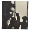 <p>Maria Martins Fotografia original para a Doa&ccedil;&atilde;o dos Artistas Brasileiros em 1944 visando uma exposi&ccedil;&atilde;o de financiamento &agrave; RAF: O objetivo era expor as obras na Royal Academy of Arts e vender as pe&ccedil;as, doando todo o valor arrecadado para o fundo de benevol&ecirc;ncia da RAF durante a Segunda Guerra. Mundial. Retratando Maria Martins Med 30 x 24cm. Relizada por: CARLOS - ESPECIALISADO EM FOTOGRAFIAS TECHINICAS - Ed. REX - 713 Tel: 42-8641 - R. Alvaro Alvim, 33/57 - Rio Sucesso da Exposi&ccedil;&atilde;o: A exposi&ccedil;&atilde;o passou por sete cidades brit&acirc;nicas (incluindo Londres, Manchester e Edimburgo) e vendeu 80 obras, ajudando financeiramente a aeron&aacute;utica inglesa. O Ato de Solidariedade: Em 1944, os artistas modernistas brasileiros enviaram, de navio, 168 pinturas e desenhos para Londres como presente e gesto de apoio &agrave; Inglaterra. A exposi&ccedil;&atilde;o brasileira de 1944 foi considerada uma arma diplom&aacute;tica cultural de grande impacto em plena guerra. A doa&ccedil;&atilde;o e o envolvimento de artistas durante a Segunda Guerra Mundial n&atilde;o se limitaram apenas a recursos financeiros, mas abrangeram uma intensa mobiliza&ccedil;&atilde;o cultural, art&iacute;stica e humanit&aacute;ria. O contexto foi marcado como resist&ecirc;ncia &agrave; propaganda nazista, apoio aos Aliados</p>