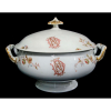 BARÃO DE ANHUMAS - Sopeira de porcelana francesa pertencente ao Serviço do Barão de Anhumas (Manoel Carlos Aranha)<br />Medidas: 21 x 31 x 31 cm. <br /><br />Corpo de forma circular com decoração floral em tons de fúcsia sobre fundo branco. Iniciais entrelaçadas no bojo e na tampa. Alças laterais e pega da tampa com frisos dourados. Marca da manufatura Haviland & Co. Limoges. França. Séc. XIX. Primeiro e único Barão de Anhumas(Ponta Grossa na época ainda província do Estado de São Paulo, 18 de setembro de 1814, onde residiu até os 16 anos — São Paulo, 28 de janeiro de 1894) foi um nobre brasileiro, Capitão da Guarda Nacional, Comendador e Cavaleiro da Imperial Ordem de Cristo.