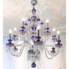 Lustre Baccarat selado<br />Periodo pós revolução francesa até 1884 ano do falecimento de seu primeiro proprietário.<br />Altura 1,25m , Diametro 1,15m<br />Procedência: Hasta de José Estanislau de Oliveira, primeiro Barão de Araraquara e Visconde de Rio Claro, um fazendeiro cafeicultor que como coronel militar que participou na Guerra do Paraguai e foi co-fundador da Estrada de Ferro Rio Claro – São Carlos do Pinhal. Posteriormente Galeria CCF em Campinas.<br /><br /><br />Esse lustre está entre os mais preciosos elaborados, é fruto de um trabalho escrupuloso como a retificação e escolha de modelos com alto valor artístico e simbólico. Faz parte de uma série muito limitada de exemplares pois, no século XIX por serem muito caros e quase inacessíveis, servindo apenas a mais alta e rica aristocracia. O mesmo notamos ainda hoje, quando um lustre similar tem seu preço em 132,696.65 euros no refinado site: https://www.1stdibs.com/furniture/lighting/chandeliers-pendant-lights/baccarat-crystal-exceptional-chandelier-france-early-19th-century/id-f_22518142 , porém sem ser dotado pela dupla cor e desenhos gravados manualmente no cristal a ouro 24k, que que constam nesta joia do única que atendeu ao Visconde<br /><br />Sua estrutura central é formada por elementos desenhados e executados de forma primorosa, já que a copa inferior trabalhada com até 3 diferentes ordens de retificação e elementos completamente gravados a ouro.<br /><br />Os braços torcidos pode ser encontrado dentro do Palácio Dolmabahçe em Istambul construído pelo sultão Abdul Mejid I entre 1843 e 1856. As inserções de vedação dos sinos, os prismas de suspensão e os colares são abrilhantados na lapidação por reservas minuciosas de ouro.<br /><br />Por fim, a profundidade e a transparência cinzenta do cristal tornam este lustre fácil de situar num período histórico do início do século XIX e tanto a qualidade do cristal como a particular e inconfundível armação metálica indicam-nos como uma vidraria de produção, nascida no início do séc. XVIII, a do Baccarat juntamente com Saint Louis.<br /><br />As produções até 1874, data da cisão entre Baccarat e Saint Louis, não eram assinadas, somente após a cisão todos tiveram a necessidade de apor sua assinatura em seus produtos.<br /><br />Sobre Baccarat<br /><br />A História da empresa Baccarat Cristal começa com sua fundação em 1765 pelo bispo de Metz. <br />O Bispo queria gerar empregos e criar indústrias na pequena vila de Baccarat que ficava distante, 450 quilômetros, de Paris, França. <br />A Empresa começou com o nome Verrerie de Sainte Anne e fazia todos os tipos de utensílios de cristal tendo sobrevivido à Revolução Francesa de 1789, mas seus funcionários tiveram que lutar nas Guerras Napoleônicas de 1812-1815.<br /><br />Em 1815, a grande vidraria francesa Aime-Gabriel D'Artigues que ficava em Voneche, no norte da França, e com a mudança das fronteiras, passou a ser território do recém-criado país da Bélgica. O proprietário da Cristaleria, comprou a vidraria Sainte Anne em Baccarat para poder restabelecer seu negócio na França e continuar a atender os clientes franceses sem pagar pesados ​​impostos de importação. Há ainda uma história de que ele fechou um acordo com o rei da França para reduzir seus impostos de importação de Voneche em troca de se estabelecer novamente na França.<br /><br />A nova empresa passou a se chamar Voneche-Baccarat e, focou na produção de cristal de chumbo de alta qualidade e manteve esse foco ao longo dos últimos 208 anos.<br />A Baccarat desenvolveu muitas novas técnicas para produzir o melhor cristal. Em 1822, ano da independência do Brasil, a D'Artigues vendeu as vidrarias e os novos proprietários que fundaram a Compagnie des Cristalleries de Baccarat e se tornou, bem como continua sendo hoje, a principal vidraria da França. <br /><br />A Baccarat ganhou medalhas em todas as grandes exposições em Paris, de 1823 em diante e, ganhou fama e o gosto de colecionadores por seus maravilhosos pesos de papel de cristal, seus excelentes talheres de cristal de chumbo colorido do século 19, pelas cores das opalinas, pelos belos decantadores, garrafas, e os soberbos lustres de cristal de chumbo<br /><br />A partir de 1840, Baccarat passou a incorporar as técnicas da boêmia e veneziana, e assim passou a produzir bengalas e pesos de papel de cristal de chumbo com desenhos millefiori que superam qualquer coisa produzida naquele período na Boêmia ou Veneza. Tambémtécnica de incorporar camafeus em pesos de papel foi elevada a uma arte pela Baccarat no início do século 19 e continua até hoje. <br /><br />Em 1940, a fábrica da Baccarat foi ocupada por tropas alemãs, todos os funcionários da Baccarat foram expulsos e as tropas alemãs transformaram a fábrica em um campo de prisioneiros de guerra que mantinha 20.000 prisioneiros <br /><br />A empresa Baccarat tem a reputação de ser uma empregadora atenciosa de gerações de vidreiros. A pequena cidade de Baccarat depende quase exclusivamente dessa vidraria e é um lugar encantador para se visitar.<br /><br />A empresa possui dois museus: o Musée Baccarat em Baccarat e o Musée Baccarat em Paris na Place des États-Unis. <br /><br />Em 2005. A empresa foi adquirida pela Starwood Capital Group , que usou o nome em um hotel de luxo chamado Baccarat Hotel New York, apresentando os lustres, peças da empresa.<br /><br /><br />