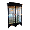 MAISON JANSEN - PARIS - Cristaleira. <a href=https://www.youtube.com/watch?v=_8eCJC2y4Zg&t=1s&ab_channel=PaivaFradeGaleriadeArte target=# style=color: #F00>CLICK AQUI veja o documentário</a><br />Medidas: 225 x 143,5 x 62 cm.<br /><iframe width=560 height=315 src=https://www.youtube.com/embed/_8eCJC2y4Zg?si=ONA92i2aRhQ25Am6 title=YouTube video player frameborder=0 allow=accelerometer; autoplay; clipboard-write; encrypted-media; gyroscope; picture-in-picture; web-share allowfullscreen></iframe><br />Em 1880, no auge da Belle Époque, Jean-Henri Jansen emigrou da Holanda para abrir uma loja de móveis na Rue Royale, em Paris. Ninguém poderia prever que seu pequeno negócio se transformaria em um império com uma base de clientes de elite, fiéis e ricos, que manteria por quase um século.<br /><br />O lojista fez tanto barulho com suas vitrines luxuosas, detalhadas de abordagem única para vender móveis - Jansen foi um dos primeiros a vender tudo o que é necessário para mobiliar uma casa,<br /><br />Em 1890, Jansen estabeleceu um proeminente comércio de antiguidades, abriu uma oficina na Rue Pergolese, onde a empresa produzia móveis próprios, e realizou seu primeiro grande feito em decoração de interiores - remodelando o Palácio de Laeken a pedido de Rei Leopoldo II da Bélgica.<br /><br />Em 1900, a reputação de Jansen era monumental. Sua empresa representava não apenas a realeza da Europa, mas os ricos e poderosos de todo o mundo. <br /><br />Além do mais, na virada do século, sua espetacular escrivaninha Art Nouveau que a empresa premiada na Exposição Universal de Paris de 1900 que permanece, até hoje, na coleção do Musée des Arts Décoratifs em Paris levou sua mobília a ser anunciada como uma das melhores da Europa.<br /><br />A Maison Jansen não perderia uma mostra importante a partir de então e participou da Exposição de Artes Decorativas e Industriais Modernas em Paris de 1925, <br />da Exposição Internacional de Barcelona de 1929, <br />da Exposition Internationale des Arts et Techniques dans la Vie Moderne em Paris 1937 e, na Feira Mundial de 1938 de Nova York<br /><br />Esse nível de sucesso levou Jansen a expandir sua produção de móveis. Ele mudou sua oficina para um espaço maior na Rue Saint-Sabin. <br />Nos trinta anos seguintes, a fábrica cresceu para cinco andares, 15.000 metros quadros e empregaria 700 artesãos, produzindo novos trabalhos nos estilos Luís XIV, Luís XVI, Império, Anglo-Japonês, Turco, Art Nouveau, Art Deco e sucessivos estilos modernos.<br /><br />Nos 75 anos seguintes, a empresa continuaria a expandir sua presença, estabelecendo escritórios em quatro continentes, quando em 1923, Stéphane Boudin, considerado um dos melhores decoradores de interiores de todos os tempos, ingressou na empresa assumindo a direção e sete anos depois com a morte de Jean-Henri Jansen e, expandindo para Londres, Nova York, Praga, Roma, Havana, Cairo e Alexandria.<br /><br />Stéphane Boudin, remodelou várias salas da Casa Branca em estilo império, cultivou uma nova geração de clientes ultra-ricos e ultra-chiques como omilionário americano Henry Channon, o duque e duquesa de Winchester, Jacqueline Kennedy Onasis etc… <br /><br />Após a morte, em 1967, de Stéphane Boudin foi sucedido, até 1979, por Pierre Delbée, cuja residência em Paris era mundialmente famosa pela exuberante estética Jansen e foi leiloada em 1999 pela Christies. A Jansen encerrou suas atividades em 1989, mais de um século após sua fundação.
