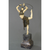 <p>D. H. CHIPARUS (Romenia, 1886- Paris, 1947) DANSEUSE AU CERCEAU - ZOULA DE BONCZA, 1928. Bronze criselefantino, base em mármore Nero Portoro. Medidas: 58 x 21 x 16 cm. Peso: 5,100 kg. BIOGRAFIA: Demétre Haralamb Chiparus foi um escultor romeno que trabalhava no estilo Art Déco. Suas esculturas distintas - frequentemente combinando bronze e presas de animais em uma técnica conhecida como criselefantina - representavam dançarinas em trajes de balé egípcio antigo ou contemporâneo. chiparus foi marcadamente inspirado pela descoberta da tumba de Tutancâmon durante sua vida, bem como pelos Ballets Russes de Serge Diaghilev , que informaram a aparência estilizada e esguia de suas figuras. Nascido em 16 de setembro de 1886 em Dorohoi, Romênia, passou a estudar na Itália com o escultor Raffaello Romanelli, posteriormente se mudando para Paris para se inscrever na École des Beaux-Arts. Durante a invasão nazista de Paris, quase nenhuma obra de chiparus foi vendida, embora o artista continuasse esculpindo animais no estilo Art Déco. O interesse pelo seu trabalho ressurgiu na década de 1970, e suas peças agora alcançam altos preços em leilões. Hoje, seu trabalho pode ser encontrado na coleção permanente da Casa Lis, um museu de Art Nouveau e Art Deco em Salamanca, Espanha. Chiparus morreu em 22 de janeiro de 1947 em Paris, França.</p>