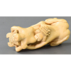 <p>SHUNGA IVORY - Erótico - China - Qing Dinasty (1644 - 1912) Trio. Monobloco, Scrimshaw. Assinado em Selo Vermelho. Medidas: 6 x 12 x 6 cm. Peso: 245 g.</p>