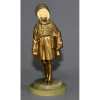 <p>D. H. CHIPARUS (Romenia, 1886- Paris, 1947) SCHOOLGIRL HOLDING HER PORTFOLIO CASE. Numerada: 6/2216. Bronze criselefantino, base em ônix verde. Medidas: 20 x 8,5 x 8,5 cm. Peso: 900 g. REFERÊNCIA: http://www.artnet.com/artists/demetre-chiparus/ BIOGRAFIA: Demétre Haralamb Chiparus foi um escultor romeno que trabalhava no estilo Art Déco. Suas esculturas distintas - frequentemente combinando bronze e presas de animais, em uma técnica conhecida como criselefantina - representavam dançarinas em trajes de balé egípcio antigo ou contemporâneo. chiparus foi marcadamente inspirado pela descoberta da tumba de Tutancâmon durante sua vida, bem como pelos Ballets Russes de Serge Diaghilev , que informaram a aparência estilizada e esguia de suas figuras. Nascido em 16 de setembro de 1886 em Dorohoi, Romênia, passou a estudar na Itália com o escultor Raffaello Romanelli, posteriormente se mudando para Paris para se inscrever na École des Beaux-Arts. Durante a invasão nazista de Paris, quase nenhuma obra de chiparus foi vendida, embora o artista continuasse esculpindo animais no estilo Art Déco. O interesse pelo seu trabalho ressurgiu na década de 1970, e suas peças agora alcançam altos preços em leilões. Hoje, seu trabalho pode ser encontrado na coleção permanente da Casa Lis, um museu de Art Nouveau e Art Deco em Salamanca, Espanha. Chiparus morreu em 22 de janeiro de 1947 em Paris, França.</p>