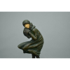 <p>D. H. CHIPARUS (Romenia, 1886- Paris, 1947) The Squall, C.1925 (A rajada de vento) Bronze criselefantino. Base losangular em ônix. Assinado, ETLING FOUNDEUR. Medidas: 18,5 x 9,5 x 7,5 cm. Peso: 1 kg. BIOGRAFIA: Demétre Haralamb Chiparus foi um escultor romeno que trabalhava no estilo Art Déco. Suas esculturas distintas - frequentemente combinando bronze e presas de animais em uma técnica conhecida como criselefantina - representavam dançarinas em trajes de balé egípcio antigo ou contemporâneo. chiparus foi marcadamente inspirado pela descoberta da tumba de Tutancâmon durante sua vida, bem como pelos Ballets Russes de Serge Diaghilev , que informaram a aparência estilizada e esguia de suas figuras. Nascido em 16 de setembro de 1886 em Dorohoi, Romênia, passou a estudar na Itália com o escultor Raffaello Romanelli, posteriormente se mudando para Paris para se inscrever na École des Beaux-Arts. Durante a invasão nazista de Paris, quase nenhuma obra de chiparus foi vendida, embora o artista continuasse esculpindo animais no estilo Art Déco. O interesse pelo seu trabalho ressurgiu na década de 1970, e suas peças agora alcançam altos preços em leilões. Hoje, seu trabalho pode ser encontrado na coleção permanente da Casa Lis, um museu de Art Nouveau e Art Deco em Salamanca, Espanha. Chiparus morreu em 22 de janeiro de 1947 em Paris, França.</p>