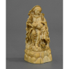 <p>European Ivory - INDO PORTUGUES- GÔA- SÉCULO XVIII. PIETÁ. A iconografia que vem da Idade Média, não respeita as proporções relativas, nomeadamente quanto à desproporção das dimensões das figuras. A Virgem tem cabeleira com duas madeixas expostas, mas a cabeça é coberta por véu, sua orla e a do manto, são repicadas de fímbrias. Complexo panejamento debruado e vincado. Resquícios de policromia. Rocha, coifa, fímbria, desproporção. Pousada dobre rochedo, tem aos pés coroa de espinhos e três cravos, instrumentos do martírio. A parte posterior do Gólgota é bem trabalhada em pedras. Medidas: 12,5x6x4,5 cm. Peso: 200 g.</p>