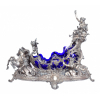 <p>W.M.F. Wurtemberg Metal Fabrik - GERMANY- desde 1853. CENTREPIECE LOUIS XIV. SOURTOUT DE TABLE. O MAIOR DE TODOS OS CENTROS DE MESA PRODUZIDOS POR W.M.F. Modelo 206, reproduzida no livro WMF 1906, página 99.* Recipiente original em cristal Dark blue. Medidas: 68 x 81 x 57 cm. Peso acima de 40 kilos. DESCRIÇÃO NO LIVRO: Floreira desenhada segundo o estilo de Luís XIV. Trata-se de um barco convencional altamente decorado, puxado por um par de cavalos-marinhos mitológicos, muito animados, conduzidos por sereias finamente modeladas e ajudado por TRITÕES musculosos. Na proa da estranha barca está um pequeno cupido segurando no alto uma tocha, enquanto na proa está a VITÓRIA, acompanhada por jovens querubins. A altura é de 29 polegadas e o comprimento total de 31 polegadas. Prata folheada e oxidada, qualidade 1/o, com forro de vidro azul escuro para o barco. Uma decoração de mesa ideal e mais artística! COTAÇÃO em venda na CHRISTIE'S: EUR:33.600,00. FOTO EM ANEXO: https://www.christies.com/lot/lot-4529881/?from=salesummery&intobjectid=4529881&lid=4&sc_lang=zh-cn Peça semelhante em museu:https://www.tripadvisor.es/LocationPhotoDirectLink-g295432-d2334495-i233710869-The_Alfredo_Gutierrez_Valenzuela_Museum-Sucre_Chuquisaca_Department.html</p>