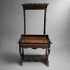 <p>Magn&iacute;fico toilette / m&oacute;vel de quarto do s&eacute;culo XIX, em madeira nobre - jacarand&aacute;, com trabalho de marcenaria e entalhe SWAN NECK / pesco&ccedil;o de cisne nas laterais. M&oacute;vel com bancada para gomil e bacia, com moldura do espelho ladeada por duas colunas torneadas em forma de ros&aacute;rio / bolas sobrepostas, e cimalha superior recortada em lambrequim rendado. Dois porta-toalhas laterais em madeira torneada com pingentes. Uma gaveta frontal com frente recortada em ondas e puxadores laterais. Base com prateleira inferior e p&eacute;s recurvos em forma de S, terminados em garras de le&atilde;o em bronze / metal. Constru&ccedil;&atilde;o robusta, com encaixes tradicionais, p&aacute;tina original do tempo e nobreza da madeira. Medidas: 179 x 100 x 44 cm</p>