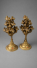 <p>Par majestoso e imponente de candelabros de centro de mesa com 10 luzes cada - do seculo XIX, presen&ccedil;a palaciana absoluta - arquitetura piramidal em tr&ecirc;s n&iacute;veis ascendentes - 4+3+3 bra&ccedil;os - composi&ccedil;&atilde;o em bouquet de bronze - cada bra&ccedil;o rematado por bocal cil&iacute;ndrico para vela envolto por corola exuberante de tulipas e folhas de acanto em alto relevo profundo - fest&otilde;es de bot&otilde;es de tulipa fechados, folhagens de louro e cachos de bagas silvestres - hastes contorcidas em volutas de rocaille com nervuras vivas - obra de fundi&ccedil;&atilde;o nobre cinzelada &agrave; m&atilde;o por mestre bronzier franc&ecirc;s - textura viva, sem repeti&ccedil;&atilde;o mec&acirc;nica. Base: Base pedestal monumental circular em forma de sino imperial - 16 cm de di&acirc;metro - ricamente lavrada com duplo registro de folhas de acanto lanceoladas sobrepostas em escama, friso de palmetas e contorno perolado - coluna balustrada torneada - peso e estabilidade de pe&ccedil;a de palacete - furo discreto lateral para fixa&ccedil;&atilde;o. Doura&ccedil;&atilde;o com polimento novo destacando as nuances de bronze naquele tom inimit&aacute;vel de bronze franc&ecirc;s de pal&aacute;cio - 4 a 6 kg cada, bronze que se sente na m&atilde;o. Grandeza: 45 cm de altura x 25 cm de envergadura - par perfeito para coroar aparador Luiz XV, mesa de jantar de 12 lugares, altar, lareira de m&aacute;rmore ou hall de entrada de mans&atilde;o - luz de 10 velas que transforma qualquer ambiente em sal&atilde;o palaciano - raridade em par, nunca separados. Estado Palaciano: Pe&ccedil;a de cole&ccedil;&atilde;o de alto padr&atilde;o - bronze &iacute;ntegro - sem soldas modernas - sem faltas - polimento a m&atilde;o pronto para uso em noites de gala - pronto para brilhar.</p>