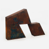 Amílcar de Castro<br>Escultura em aço corten. <br>65 x 75 x 13 cm.