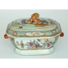 Sopeira em porcelana da Companhia das Índias. Forma retangular, pega da tampa em suspiro, decoração de cenas palacianas. China. C. 1800. 