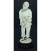 Escultura chinesa em marfim representando sábio. Alt. 22 cm. Base em madeira. 