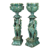 Par de grifos/colunas de cerâmica imitando malaquita sustentando vasos de mesmo material. <br>155 cm de altura total.<br>Inglaterra, séc. XIX.