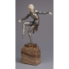 DESCOMPS,<br>Joé Throwing the Ball<br> Escultura de bronze patinado e marfim sobre base de mármore.<br>45 cm de altura. Assinada na base de mármore. França, c. 1935.<br>Reproduzida em destaque na abertura do livro Statuettes of the Art Deco Period, de Alberto Shayo, à pág. 6.<br> Reproduzida também em Art Deco and Other Figures, de Bryan Catley, à pág. 136