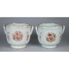 Raro par de wine coolers, de porcelana branca, Cia das Índias, circulares, bojo em caneluras verticais, ornados por pintura floral em douração. Duas alças laterais. 22 cm de diâmetro x 20 cm de altura. China, Qing Qianlong (1736-1795).