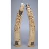 Casal de nobres<br> Finas esculturas de marfim profusamente lavradas, portando flores e outros adereços. 83 cm de altura. China, séc. XIX.