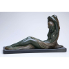 CHIPARUS, Demetre<br />Reclining Woman. Escultura de bronze sobre base de mármore negro. 57 x 33,5 cm. Assinado no bronze e marca da fundição Etling. França, c. 1930. Esta é a própria peça que está reproduzida no livro Statuettes of the Art Deco Period, de Alberto Shayo, à pág. 68.