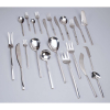 Faqueiro de prata, fabricação Georg Jensen, composto de: 12 facas, 12 garfos e 12 colheres para refeição, 12 facas e 12 garfos para peixe, 12 garfos e 12 colheres para sobremesa, 12 espátulas, 12 colheres para café e 12 peças para servir, totalizando 132 peças. Marca do teor 925 e do fabricante. Dinamarca, séc. XX.