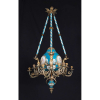 Raro e importante lustre com bojo e alças suspensórias de porcelana de Sèvres azul celeste, <br />três cupidos de bronze cinzelado e dourado, cada um com quatro braços para velas. <br />65 cm de diâmetro x 120 cm de altura. França, séc. XIX.