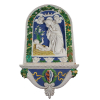 Nossa Senhora com o Menino Jesus<br />Imponente placa de cerâmica vitrificada em esmaltes policrômicos. A maneira das Della Robbia. <br />141 x 80 x 10 cm. Marca da manufatura Cantagalli. Firenze. Itália, séc. XX.