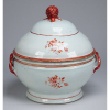 Sopeira de porcelana Cia das Índias, circular, decorada com pequenos arranjos florais. <br />Alças laterais em semicírculo e pega da tampa em pinha. 26,5 cm de diâmetro x 30 cm de altura. <br />China, Qing Qianlong (1736 - 1795).