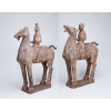 Par de grandes cavalos com suas montarias em terracota com resquícios de pátina, a maneira das <br />peças do período Tang. 67 cm de altura. China, período indeterminado.