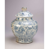 Potiche bojudo de porcelana chinesa azul e branca, ornamentação no entorno com barrados de elementos <br />repetitivos e vegetais com flores, tampa com pega fusa. 40 cm de altura. Dinastia Ming (1368-1644).