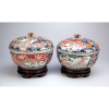 Par de sopeiras de porcelana policromada e circulares, decoração compartimentada,<br />no padrão Imari. 28 cm de diâmetro x 20 cm de altura. Japão, séc. XVIII.