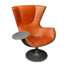 Par de poltronas de madeira com assento e encosto de couro marrom, no braço direito de cada, suporte em madeira oval. Designer criado por Arne Jacobsen. 87 x 105 cm de altura. Déc. 50. Proveniente do Hotel Bristol.