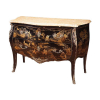 Rara cômoda 3/4 estilo Louis XV, de madeira laqueada de preto e decoração de pintura chinoiserie em dourado. Tampo de mármore, duas gavetas com puxadores e entradas de chaves de bronze dourado. 120 x 51 x 83 cm de altura. França, séc. XIX. 