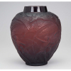 LALIQUE, René<br />Importante vaso de vidro soufflé moulé, opalescente em tom de vinho.