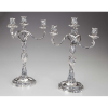 Par de candelabros para quatro velas, de prata 925, fundida, repuxada e cinzelada, decoração de inspiração barroca com volutas, flores e torcidos. 44 cm de altura. Marca da importante prataria Odiot-Paris,séc. XX. 