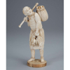 Escultura de marfim.Pescador carregando balaiocom conchas em seu costadoe peixes em uma das mãos. 23,5 cm de altura. Assinado. Japão, séc. XIX.
